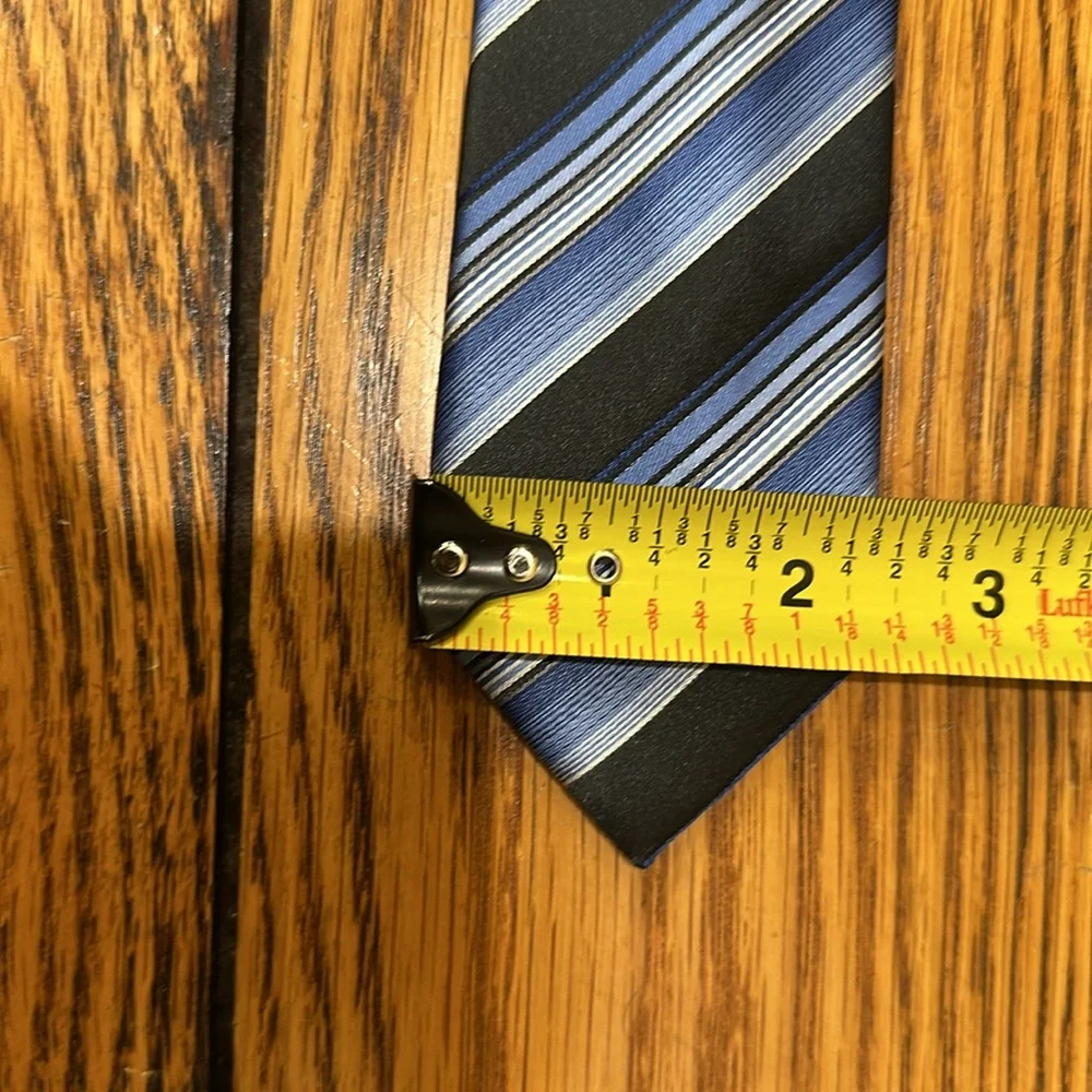 DOCKERS YOUTH BLUE STRIPED NECKTIE AND JEFFERIES BLACK SOCKS (SHOE SIZE 6-9)